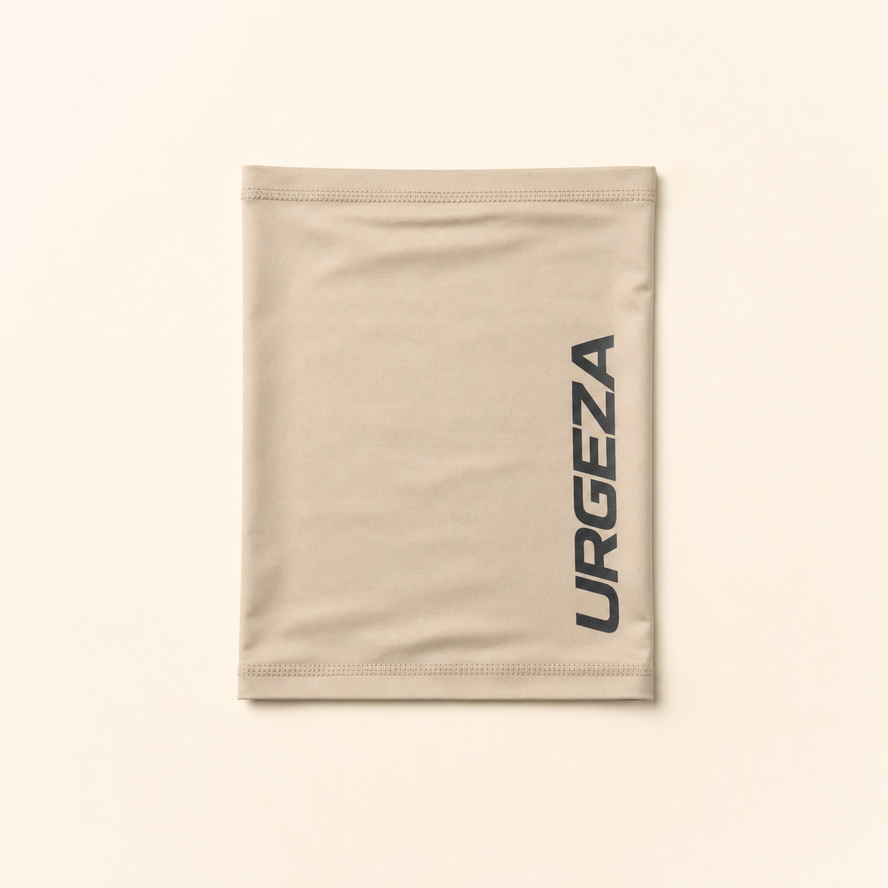 Cache-cou URGEZA sable sur fond studio