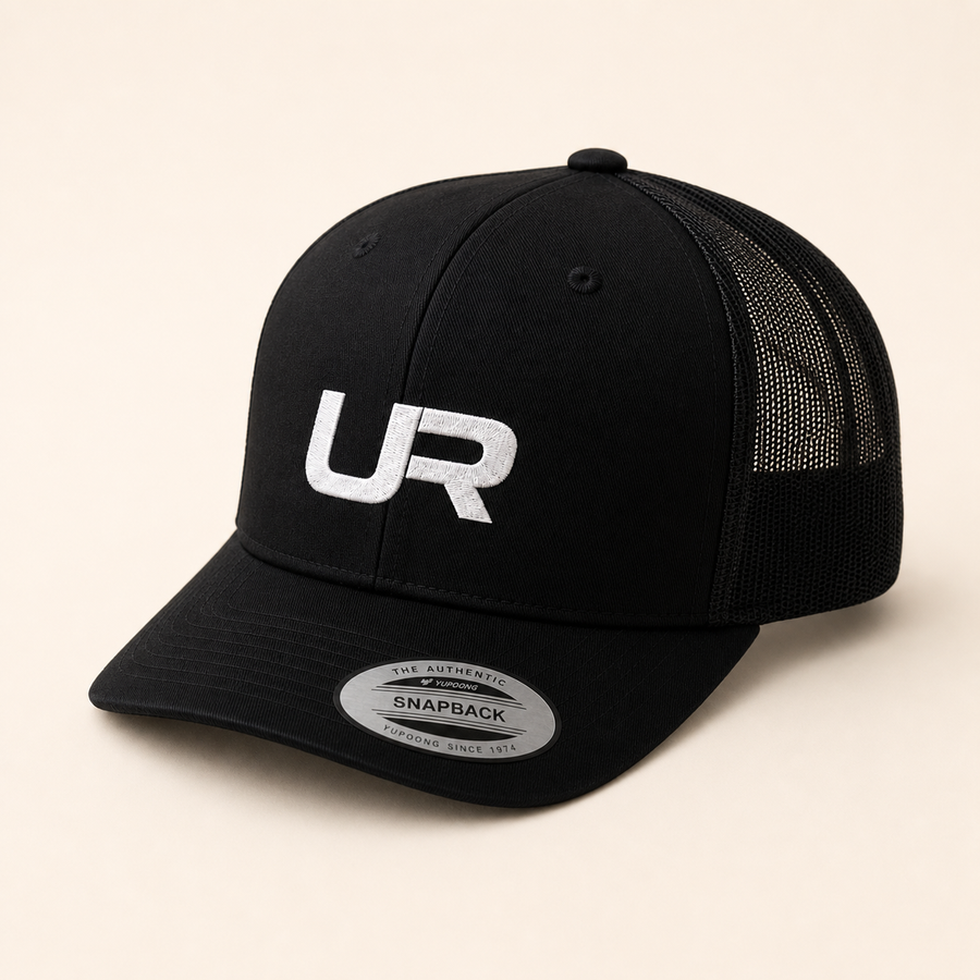 Casquette URGEZA UR noire sur fond studio